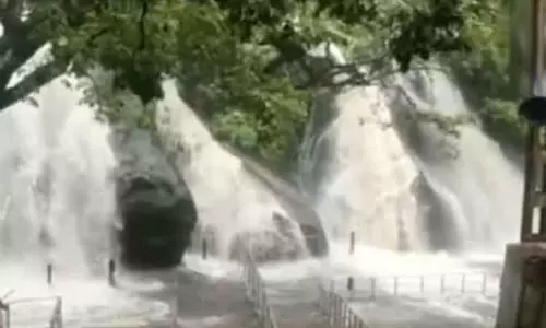 குற்றாலம் ஐந்தருவியில் திடீர் வெள்ளப்பெருக்கு - சுற்றுலா பயணிகள் குளிக்க தடை