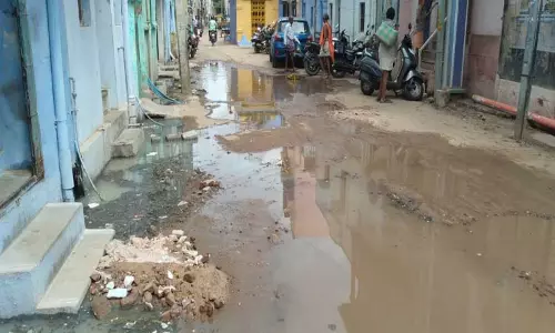 தெருவில் ஆறாக ஓடிய சாக்கடை கழிவுநீர்; பொதுமக்கள் அவதி