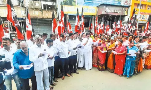 எடப்பாடி பழனிசாமியை கண்டித்து ஓ.பன்னீர்செல்வம் ஆதரவாளர்கள் ஆர்ப்பாட்டம் எடப்பாடி பழனிசாமியை கண்டித்து ஓ.பன்னீர்செல்வம் ஆதரவாளர்கள் ஆர்ப்பாட்டம்