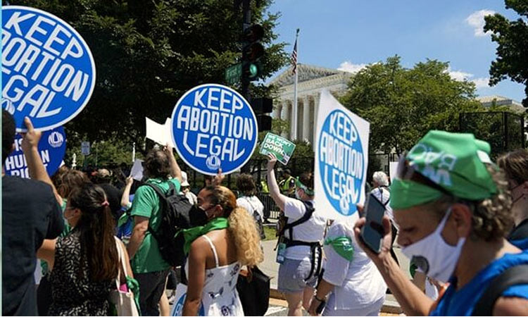 அமெரிக்காவில் கருக்கலைப்பு சட்ட உரிமையை ரத்து செய்ததற்கு எதிராக ஆஸ்திரேலியாவில் பிரம்மாண்ட பேரணி!