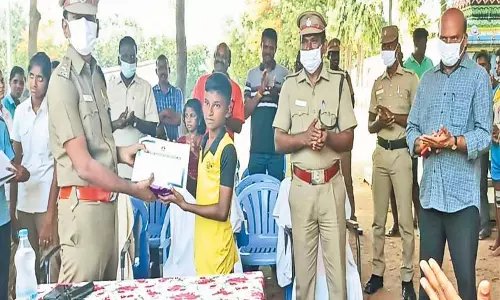விளையாட்டு போட்டியில் வெற்றி பெற்றவர்களுக்கு பரிசு விளையாட்டு போட்டியில் வெற்றி பெற்றவர்களுக்கு பரிசு