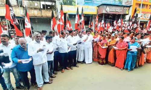 எடப்பாடி பழனிசாமியை கண்டித்து ஓ.பன்னீர்செல்வம் ஆதரவாளர்கள் எடப்பாடி பழனிசாமியை கண்டித்து ஓ.பன்னீர்செல்வம் ஆதரவாளர்கள்
