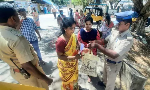 கலெக்டர் அலுவலகத்தில் தீக்குளிக்க முயற்சி; சோதனைக்கு பின்னரே மனு கொடுக்க அனுமதி கலெக்டர் அலுவலகத்தில் தீக்குளிக்க முயற்சி; சோதனைக்கு பின்னரே மனு கொடுக்க அனுமதி