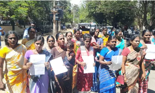 ராமேஸ்வரம் மீனவ பெண் கொலை வழக்கு: நிவாரணம் கேட்டு கலெக்டர் அலுவலகத்திற்க்கு ஊர்வலமாக வந்த பெண்கள் ராமேஸ்வரம் மீனவ பெண் கொலை வழக்கு: நிவாரணம் கேட்டு கலெக்டர் அலுவலகத்திற்க்கு ஊர்வலமாக வந்த பெண்கள்
