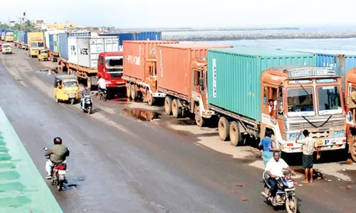 துறைமுகத்தில் கண்டெய்னர் லாரிகள் வேலைநிறுத்தம் துறைமுகத்தில் கண்டெய்னர் லாரிகள் வேலைநிறுத்தம்