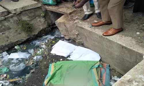 பிறந்து 3 நாட்களே ஆன ஆண் சிசு சாக்கடையில் வீச்சு...! பிறந்து 3 நாட்களே ஆன ஆண் சிசு சாக்கடையில் வீச்சு...!