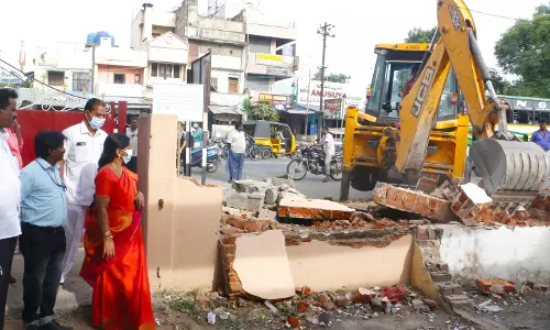 பள்ளி மாணவிகளுக்கு இடையூறாக இருந்த ஆக்கிரமிப்பு கடைகள் அகற்றம்