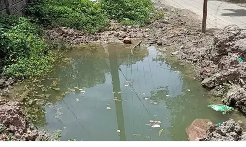 குழாய் உடைந்து வீணாகும் குடிநீர்