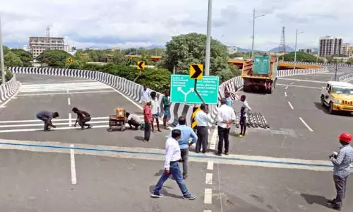 கோவை-திருச்சி ரோடு மேம்பாலத்தில் விபத்துகளை தடுக்க 10 இடங்களில் வேகத்தடைகள்