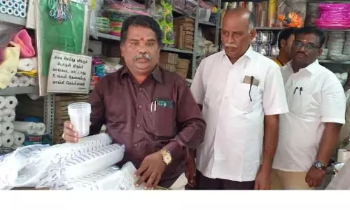 பிளாஸ்டிக் பொருட்கள் விற்பனை: கம்பத்தில் 5 கடைகளுக்கு அபராதம் பிளாஸ்டிக் பொருட்கள் விற்பனை: கம்பத்தில் 5 கடைகளுக்கு அபராதம்