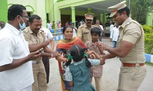 2 குழந்தைகளுடன் பெண் தீக்குளிக்க முயற்சி