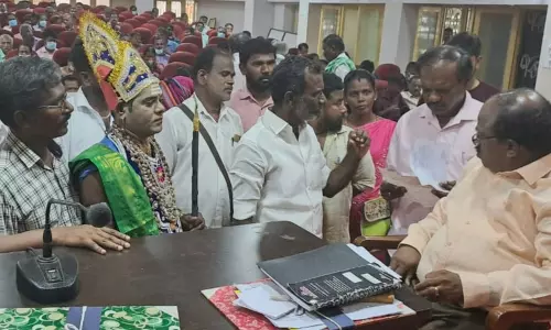 நாம் தமிழர்கட்சியினர் முருகன் வேடமணிந்து மனு நாம் தமிழர்கட்சியினர் முருகன் வேடமணிந்து மனு