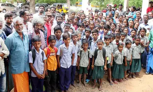 பள்ளியில் அடிப்படை வசதிகளை செய்து தரக்கோரி மாணவ-மாணவிகள் மனு பள்ளியில் அடிப்படை வசதிகளை செய்து தரக்கோரி மாணவ-மாணவிகள் மனு