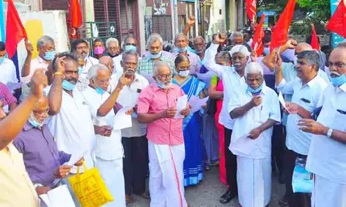 கூட்டுறவு வங்கி ஊழியர்கள் ஆர்ப்பாட்டம் கூட்டுறவு வங்கி ஊழியர்கள் ஆர்ப்பாட்டம்
