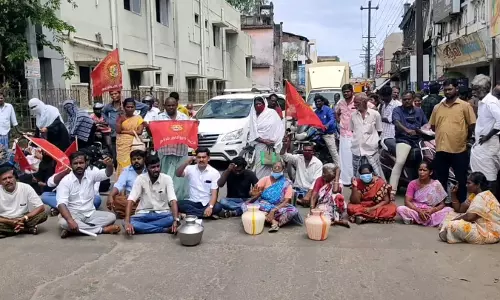 காலிக்குடங்களுடன் பொதுமக்கள் சாலை மறியல்