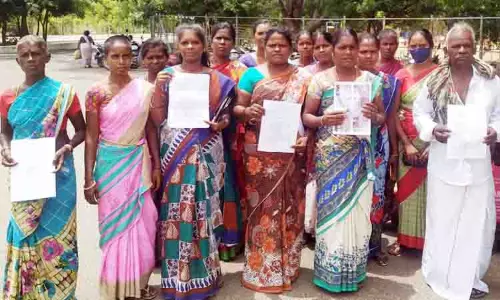 பள்ளிக்கு கழிவறைகள் கட்டித்தரக்கோரி மனு