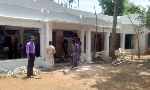 கல்லூரி தொடங்க உள்ள கட்டிடத்தில் சீரமைப்பு பணிகள் தீவிரம்