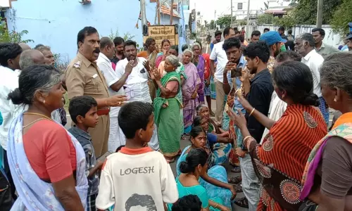 அம்மாபேட்டை அருகே சீராக குடிநீர் வழங்கக்கோரி பொதுமக்கள் சாலை மறியல்