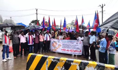 பூபதியூர் நடைபாதை பிரச்சினையில் நில உரிமையாளரை கைது செய்யக்கோரி விடுதலை சிறுத்தைகள் கட்சி ஆர்ப்பாட்டம் பூபதியூர் நடைபாதை பிரச்சினையில் நில உரிமையாளரை கைது செய்யக்கோரி விடுதலை சிறுத்தைகள் கட்சி ஆர்ப்பாட்டம்