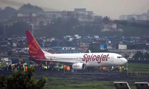 குஜராத்தில் இருந்து மும்பை சென்ற ஸ்பைஸ்ஜெட் விமானம் அவசரமாக தரையிறக்கம்
