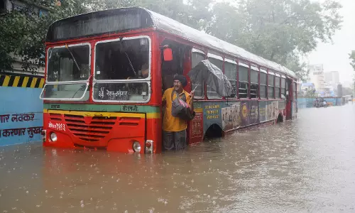 மும்பையில் கொட்டித்தீர்த்த மழையால் சாலை, தண்டவாளங்கள் மூழ்கின- இயல்பு வாழ்க்கை பாதிப்பு