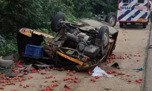 ஆட்டோ மீது கார் மோதி 2 பேர் காயம்