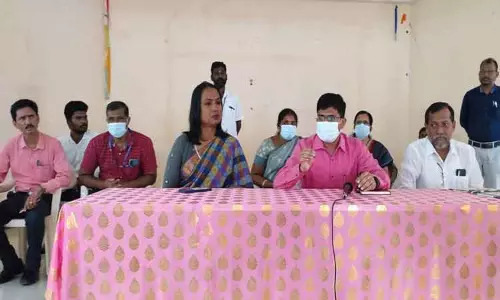 இலவச வீட்டுமனை பட்டா வழங்க வேண்டும்