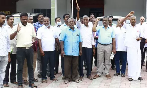 மத்திய கூட்டுறவு வங்கி பணியாளர்கள் ஆர்ப்பாட்டம்