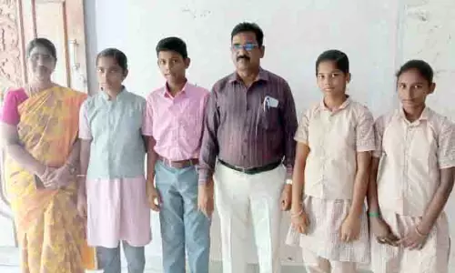 விண்வெளி ஆய்வு மையத்திற்கு சென்று வந்த ஆசிரியை-மாணவர்களுக்கு பாராட்டு