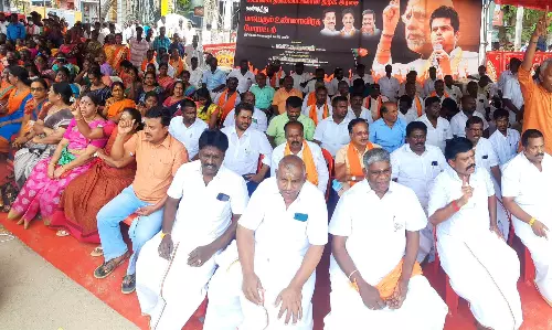 பெட்ரோல் விலையை தி.மு.க. அரசு குறைக்கவில்லை-உண்ணாவிரத போராட்டத்தில் பா.ஜனதா குற்றச்சாட்டு பெட்ரோல் விலையை தி.மு.க. அரசு குறைக்கவில்லை-உண்ணாவிரத போராட்டத்தில் பா.ஜனதா குற்றச்சாட்டு