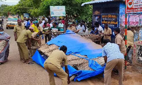 சாலைகளை ஆக்கிரமித்த கடைகள் அகற்றம்