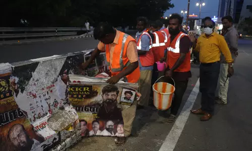 விபத்துகளை தடுக்க சுவரொட்டிகள் அகற்றம் விபத்துகளை தடுக்க சுவரொட்டிகள் அகற்றம்