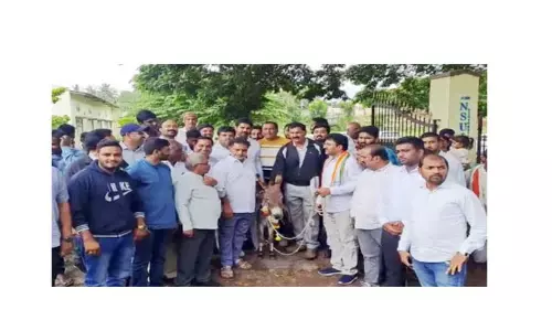 பா.ஜ.க. எம்.பி. அலுவலகத்திற்கு  கழுதை, பன்றியுடன் வந்த காங்கிரசார்