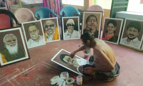 பல வண்ண கடற்கரை மணல்களால் அரசியல் தலைவர்களின் ஓவியம் - அசத்தும் ஓவிய ஆசிரியர்