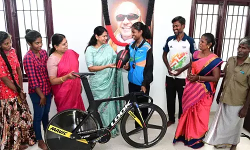 தூத்துக்குடி சைக்கிளிங் வீராங்கனைக்கு ரூ.14 லட்சம் மதிப்பிலான சைக்கிள் வழங்கிய கனிமொழி எம்.பி. தூத்துக்குடி சைக்கிளிங் வீராங்கனைக்கு ரூ.14 லட்சம் மதிப்பிலான சைக்கிள் வழங்கிய கனிமொழி எம்.பி.