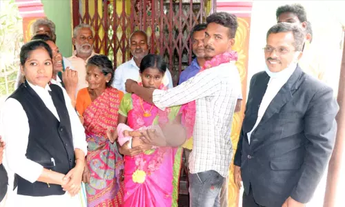 கோர்ட்டு வளாகத்தில் பரபரப்பு - கைக்குழந்தையுடன் காதலியை திருமணம் செய்த காதலன்...!