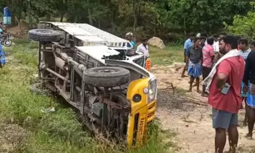 சரக்கு வேன் கவிழ்ந்து 30 பேர் காயம் சரக்கு வேன் கவிழ்ந்து 30 பேர் காயம்