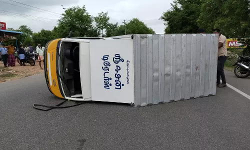 புஞ்சைபுளியம்பட்டி அருகே சரக்கு ஆட்டோ கவிழ்ந்தது டிரைவர் உயிர் தப்பினார் புஞ்சைபுளியம்பட்டி அருகே சரக்கு ஆட்டோ கவிழ்ந்தது டிரைவர் உயிர் தப்பினார்