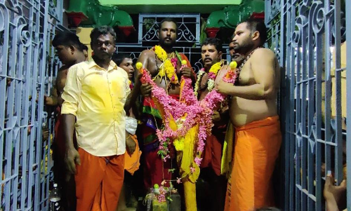 பெரியகுளம் தென்கரை கவுமாரியம்மன் கோவிலில் ஆனி திருவிழா; கம்பம் நடும் நிகழ்ச்சியுடன் தொடங்கியது பெரியகுளம் தென்கரை கவுமாரியம்மன் கோவிலில் ஆனி திருவிழா; கம்பம் நடும் நிகழ்ச்சியுடன் தொடங்கியது
