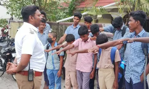 விழுப்புரத்தில் பஸ் படிக்கட்டுகளில் பயணம் செய்த மாணவர்களுக்கு போலீசார் எச்சரிக்கை விழுப்புரத்தில் பஸ் படிக்கட்டுகளில் பயணம் செய்த மாணவர்களுக்கு போலீசார் எச்சரிக்கை