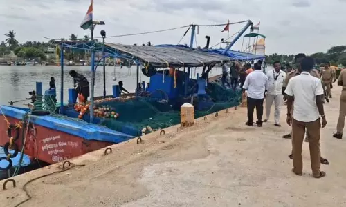 கடலூர் துறைமுகம் அருகே  சுருக்குமடி வலையை பயன்படுத்திய படகு பறிமுதல்  மீன்வளத்துறை அதிகாரிகள் நடவடிக்கை
