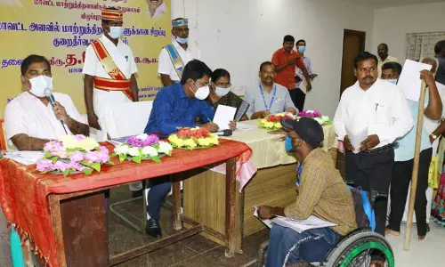 குறைதீர்க்கும் கூட்டத்தில் 27 மாற்றுத்திறனாளிகளுக்கு ரூ.2.4 லட்சம் மதிப்பில் நலத்திட்ட உதவிகள் கலெக்டர் மோகன் வழங்கினார் குறைதீர்க்கும் கூட்டத்தில் 27 மாற்றுத்திறனாளிகளுக்கு ரூ.2.4 லட்சம் மதிப்பில் நலத்திட்ட உதவிகள் கலெக்டர் மோகன் வழங்கினார்