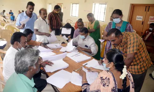 தற்காலிக ஆசிரியர் பணிக்கு விண்ணப்பிக்க  மாவட்ட முதன்மை கல்வி அலுவலகத்தில் குவிந்த பட்டதாரிகள்