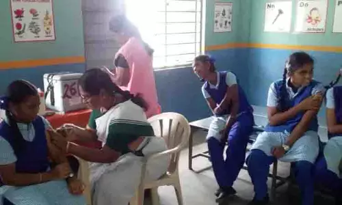 மாணவர்களுக்கு கொரோனா தடுப்பூசி முகாம்