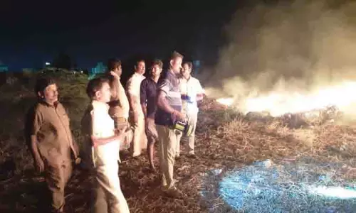 மூலிமங்கலம் குப்பை கிடங்கில் தீ விபத்து மூலிமங்கலம் குப்பை கிடங்கில் தீ விபத்து