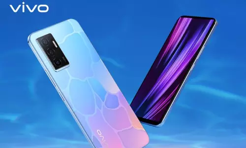 பணமோசடி வழக்கில் நேற்று சோதனை; பிரபல செல்போன் நிறுவன இயக்குனர்கள் நாட்டை விட்டு தப்பியோட்டம்