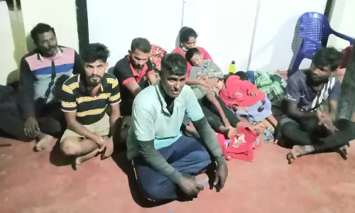 இலங்கையில் இருந்து தமிழகத்திற்கு தப்ப முயன்ற 7 அகதிகள் பிடிபட்டனர் இலங்கையில் இருந்து தமிழகத்திற்கு தப்ப முயன்ற 7 அகதிகள் பிடிபட்டனர்
