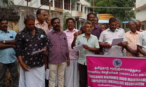 நெடுஞ்சாலைத்துறை சாலை பராமரிப்பு ஊழியா்கள் ஆர்ப்பாட்டம் நெடுஞ்சாலைத்துறை சாலை பராமரிப்பு ஊழியா்கள் ஆர்ப்பாட்டம்