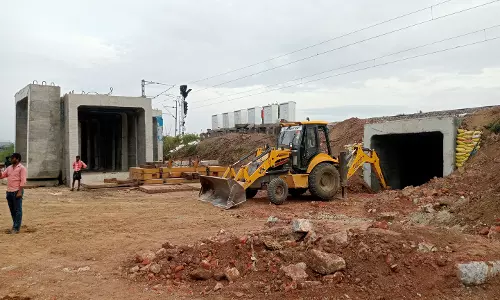 சேலம் சூரமங்கலத்தில் ரெயில்வே பாலம் அமைக்கும் பணி தீவிரம்- 4 ரெயில்கள் நேரத்தில் மாற்றம்