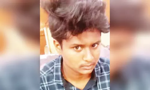 பஸ்சுக்கு காத்திருந்த மாணவிக்கு சரமாரி கத்திக்குத்து - காதலன் வெறிச்செயல் பஸ்சுக்கு காத்திருந்த மாணவிக்கு சரமாரி கத்திக்குத்து - காதலன் வெறிச்செயல்